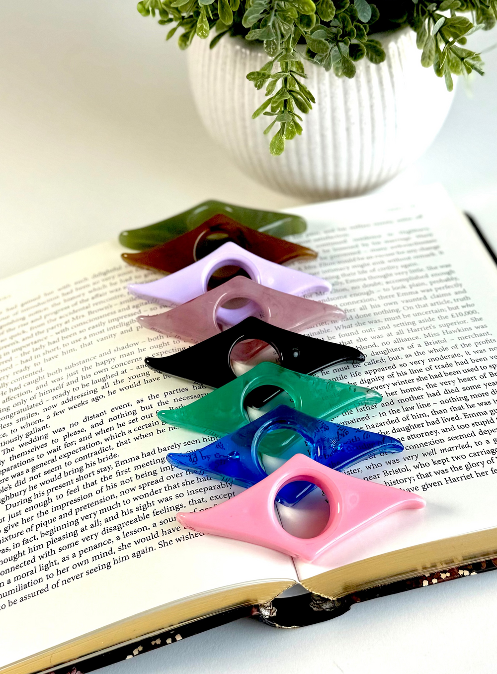 Classic Acrylic Finger Page Holder Ring – One-Hand Reading Accessory