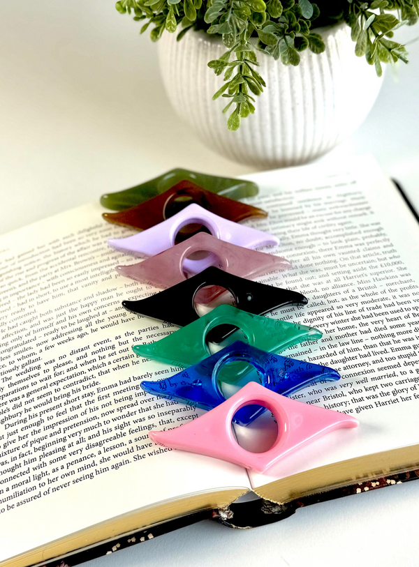 Classic Acrylic Finger Page Holder Ring – One-Hand Reading Accessory